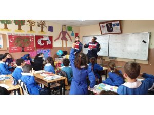 Jandarma trafik ekibinden öğrencilere trafik semineri