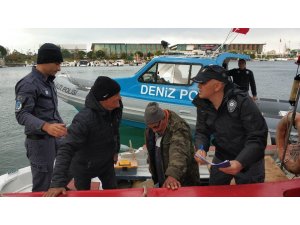 Denizde mahsur kalan balıkçıları polis kurtardı
