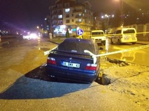 Başkent’te yol çöktü, araç içine düştü