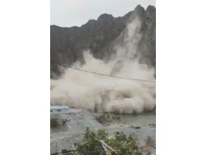 Artvin’de heyelan anı kameraya yansıdı