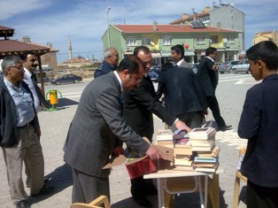 Yeniceoba kitap okudu