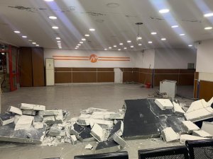 Esenler Otogarı’nda akılalmaz şekilde örülen duvarı çekiçle yıktı