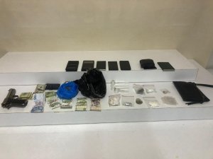 Okul çevresinde uyuşturucu madde satan 2 şüpheli kıskavrak yakalandı