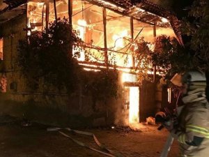 İzmir’de bir ev alev alev yandı