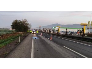 Bir araç çarptı, iki araç üzerinden geçti