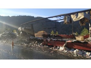 Seyir halindeki tır yanarak kullanılamaz hale geldi