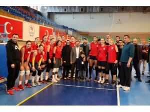 Başkan Arı’dan kadın voleybolculara baklava ikramı