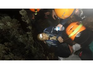 Kaybolan yaşlı kadını 30 kişilik arama, kurtarma ekibi buldu