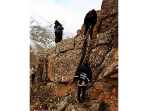 Sarp kayalıklarda mahsur kalan 2 çoban ve 6 koyun kurtarıldı