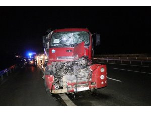 TEM’de, tıra arkadan çarpan tanker hurdaya döndü: 1 yaralı