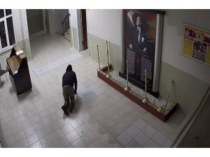 Okula giren hırsız, dışarıdan görünmemek için emekleyerek üst kata çıktı