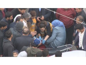 Ayağı otomobil ile motosiklet arasına sıkışan kadının acı dolu anları