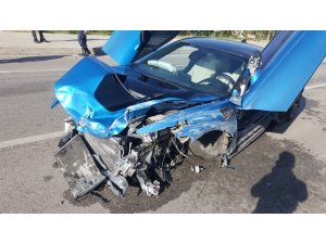 Bariyerlere çarpan lüks otomobil hurdaya döndü