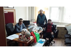 Amatör kulüpten okullara spor malzemesi desteği