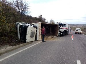 Süt tankeri çarpıştığı kamyonu devirdi: 2 yaralı