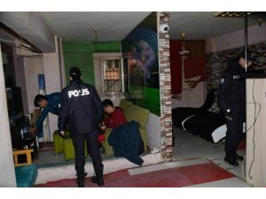 Balıkesir’de polis 5 aranan şahıs ve 2 silah ele geçirdi