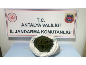 Antalya’da 3 şüpheli, 3 kilo esrarla yakalandı