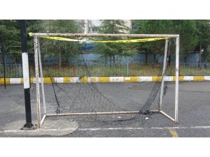 Üzerine kale direği düşen öğrenci yaşam mücadelesi veriyor