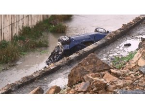 Başakşehir’de tekeri patlayan araç su kanalına uçtu