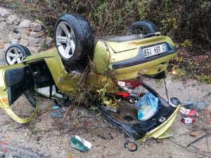 Hurdaya dönen otomobilden hafif sıyrıklarla kurtuldular