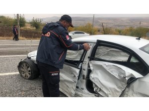 Adıyaman'da iki otomobil çarpıştı: 7 yaralı