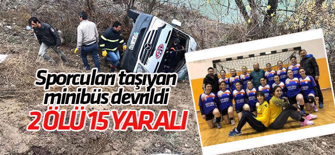 Sporcuları taşıyan minibüs devrildi