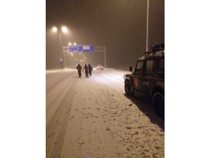 Erciyes’te mahsur kalan otomobiller kurtarıldı