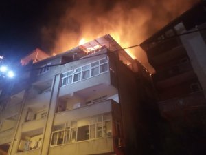 4 katlı binanın çatı katı alev alev yandı