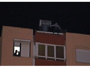 12 katlı apartmanın çatısından aşağı sarkan genç kadını film izler gibi izlediler