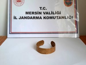 Mersin’de antik çağa ait altın bilezik ele geçirildi