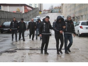 Kamyonet kabininde 18 kilo 600 gram esrar ele geçirildi