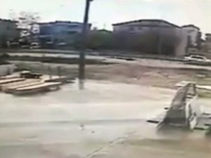 Otomobilin çarptığı kadın metrelerce sürüklenerek hayatını kaybetti