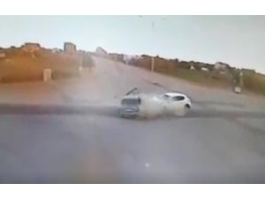 Konya’da iki otomobilin çarpışma anı kamerada