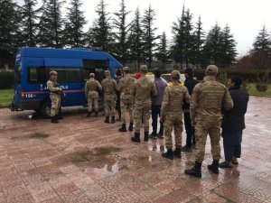 Elazığ’da 8 göçmenle birlikte 2 şüpheli yakalandı