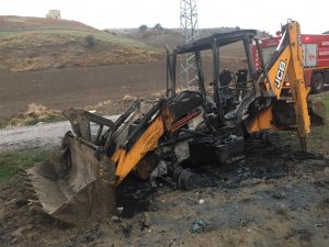Park halindeki iş makinesi yandı