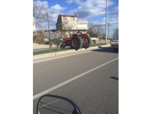 Traktör sürücüsünden tehlikeli dönüş
