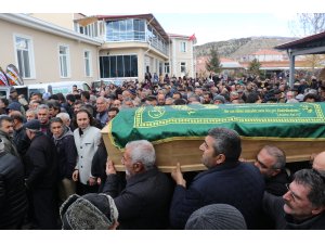 İsviçre'deki trafik kazasında ölen 3 kişinin cenazesi Tunceli'de toprağa verildi