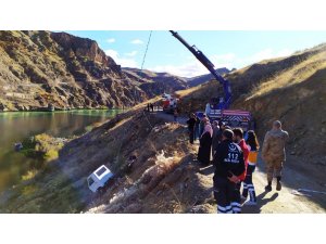 Kamyonet nehre uçtu, 1 kayıp