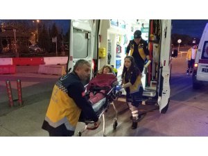 Eşini darp edip üzerine kaynar su döküp yaktı