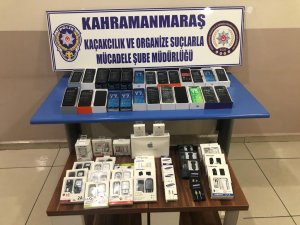 Seyyar tezgahta kaçak 25 cep telefonu ele geçirildi