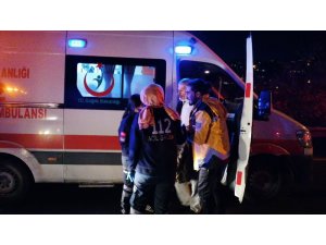 Hafif ticari araçla otomobil kafa kafaya çarpıştı: 4 yaralı