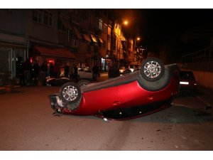 Otomobil park halindeki araçlara çarpıp ters döndü: 2 yaralı