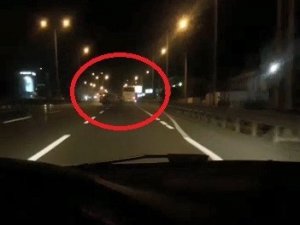 Cep telefonu ile yolda video çekerken, önündeki kazayı böyle görüntülendi