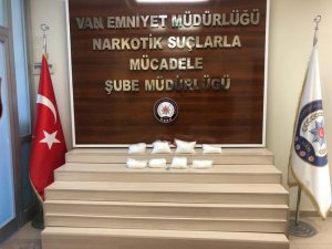 Kardeşlerinin beline sardığı kuşakla uyuşturucu sevk eden şahıs tutuklandı