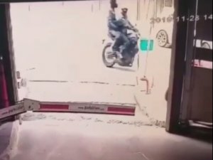 Mecidiyeköy’de kasklı hırsızlar, motosikleti güpegündüz çaldı