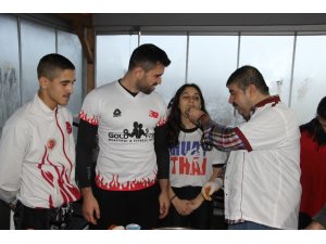 Uluslararası turnuvaya gidecek sporcular, çiğ köfte ile uğurlandı