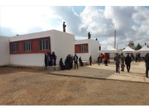 Tel Abyad’da teröristler tarafından zarar gören ilkokul onarılarak eğitim-öğretim açıldı