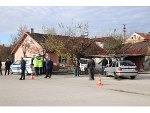 Bolu’da, kaza yapan hafif ticari araç evin bahçesine uçtu