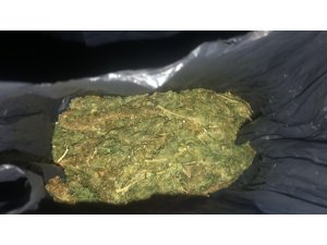 Durdurulan araçtan esrar çıktı