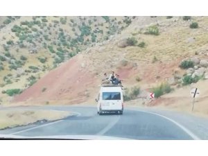 Minibüsün üstünde tehlikeli yolculuk